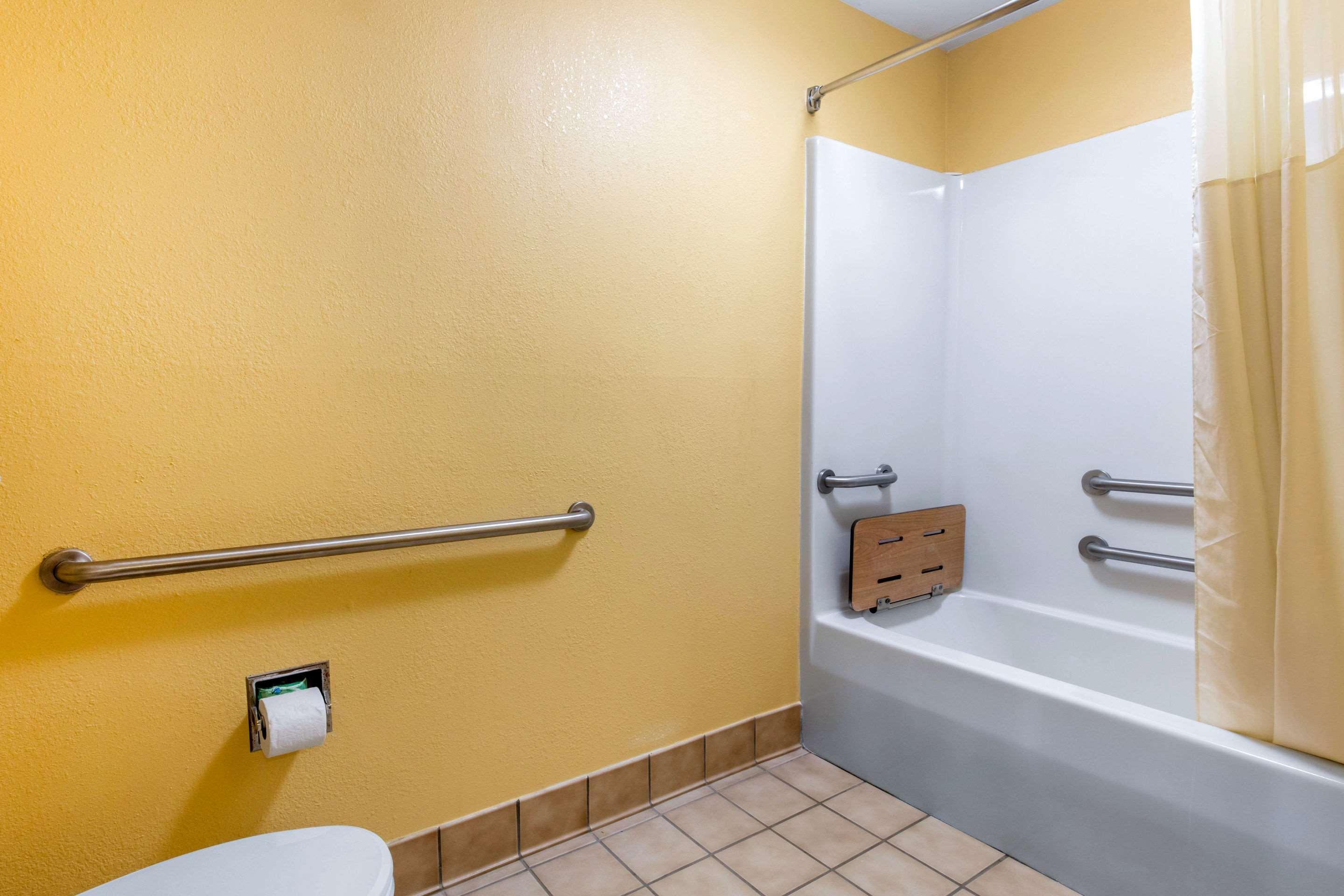 Quality Inn & Suites Montgomery East Carmichael Rd Bagian luar foto