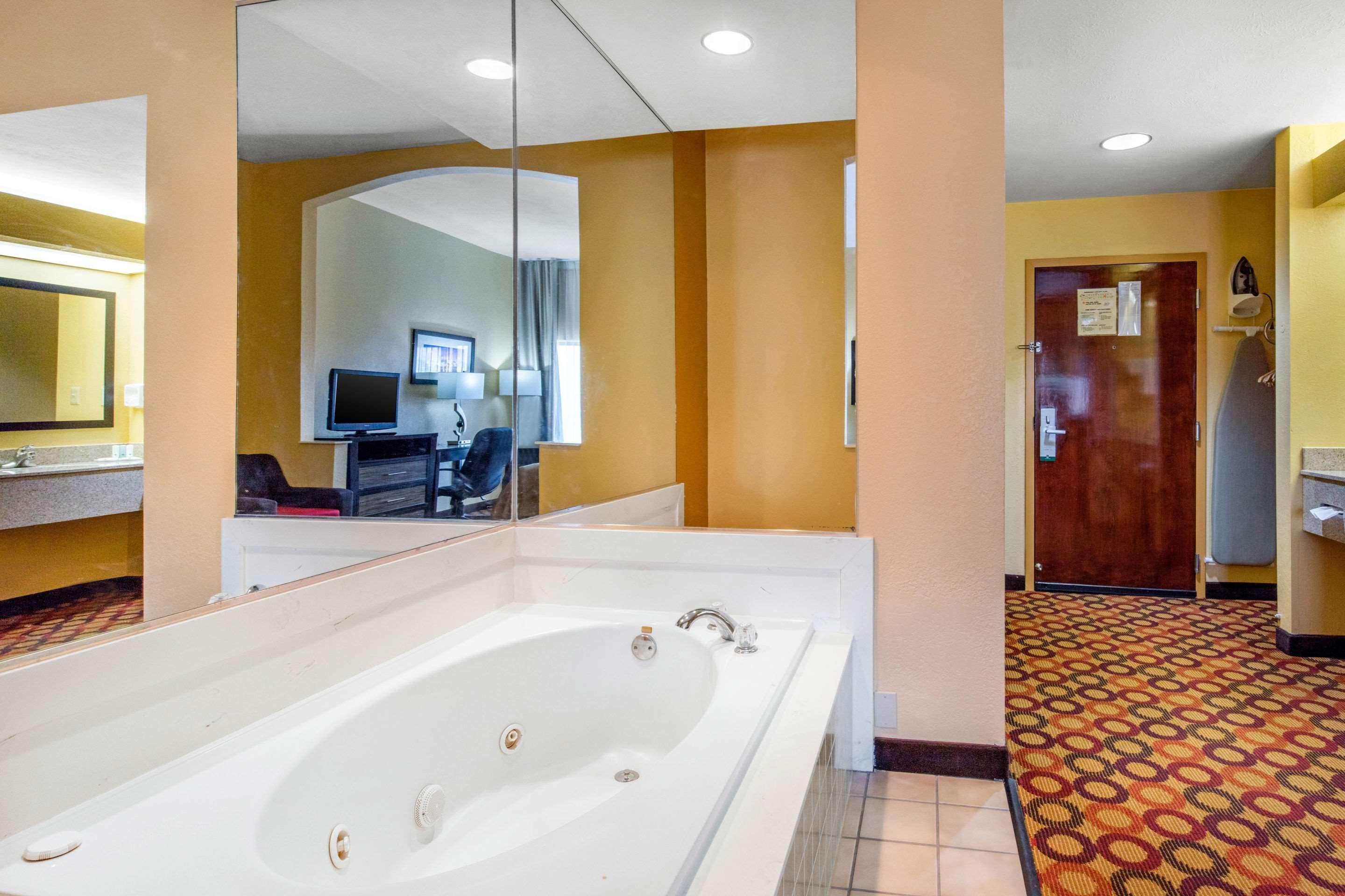Quality Inn & Suites Montgomery East Carmichael Rd Bagian luar foto