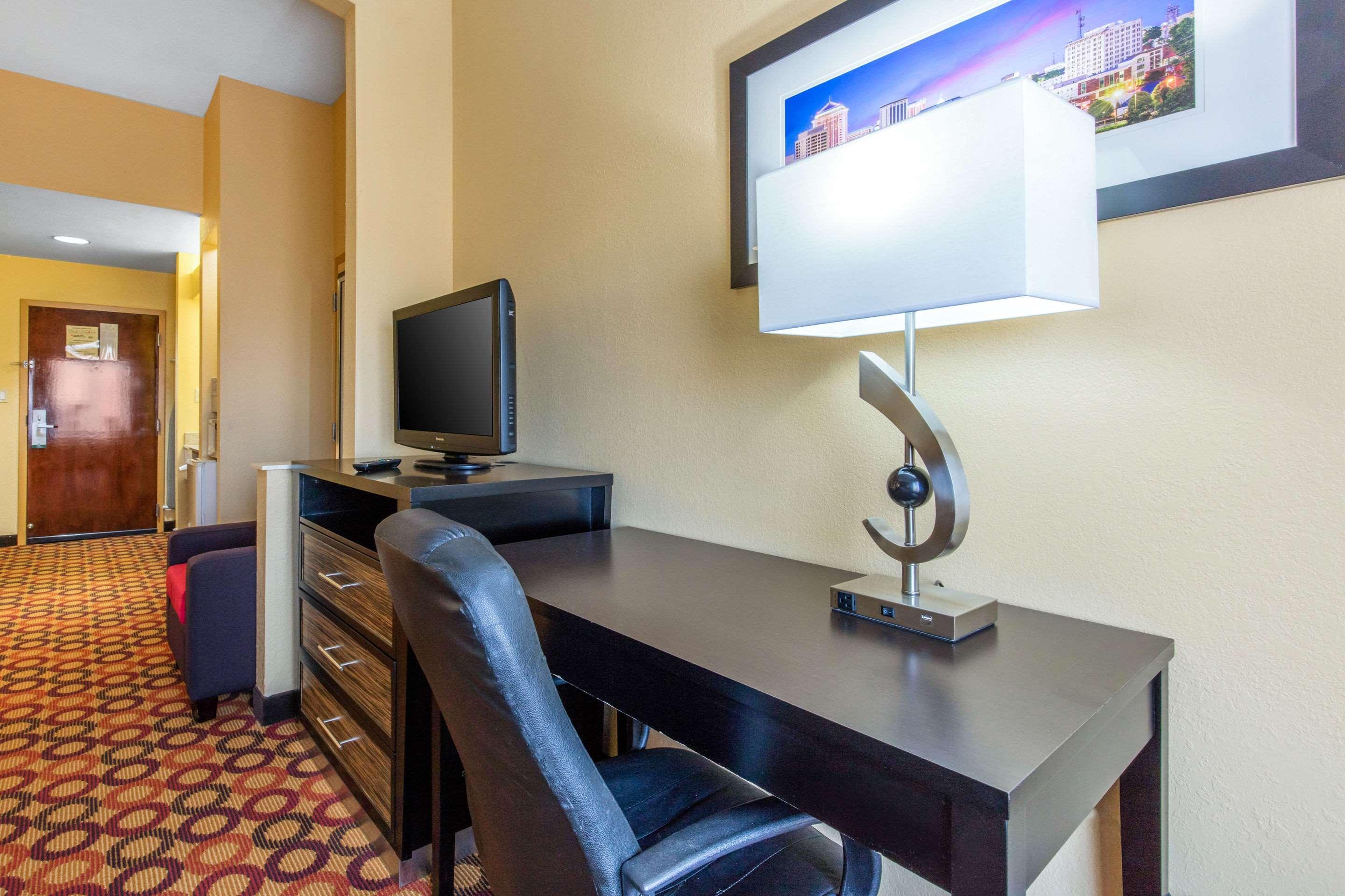 Quality Inn & Suites Montgomery East Carmichael Rd Bagian luar foto